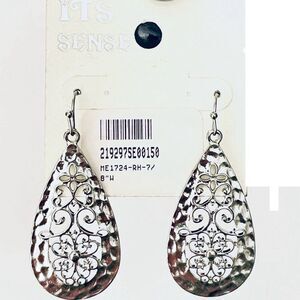 NWT IT’S SENSE Silver Tone Polished Cut Out Teardrop Hammered Drop Earrings